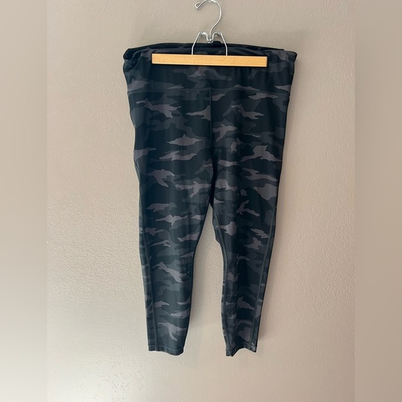 Athleta Pants - Athleta Ultimate 7/8 Camo Legging